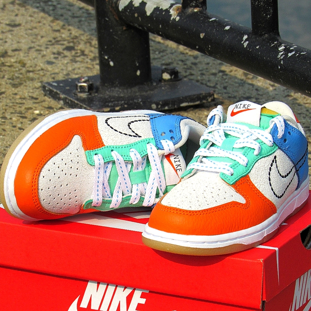 Nike Dunk Low - Picture 2 of 11